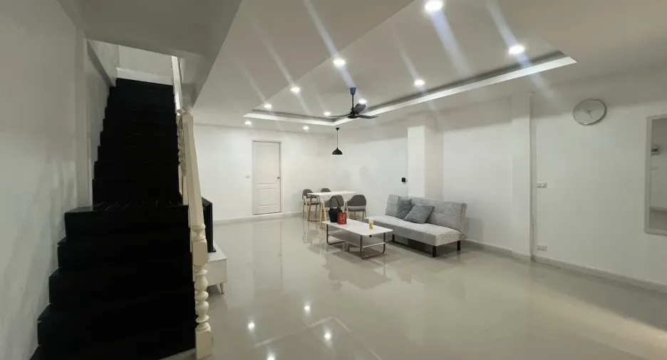 Reihenhaus zur Miete mit 3 Zimmer in Phra Khanong, Bangkok