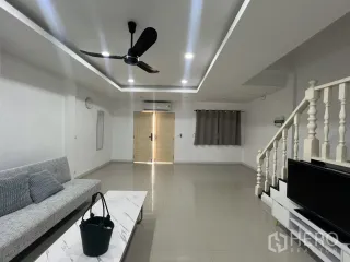 Casa adosada en alquiler de 3 habitaciones en Phra Khanong, Bangkok