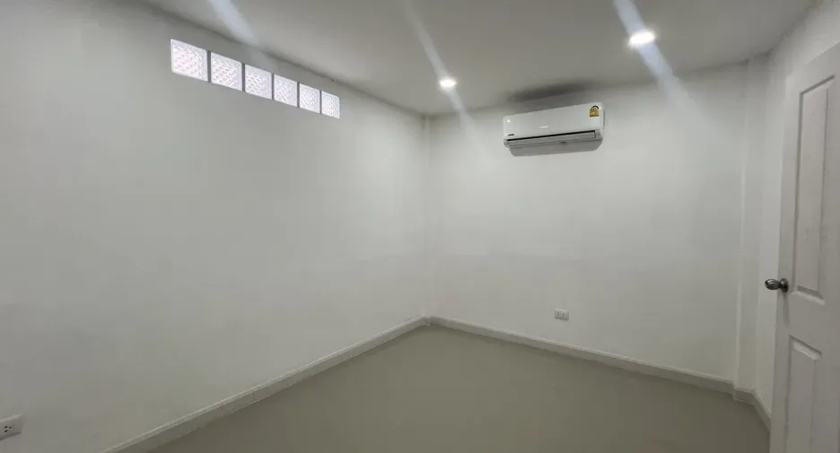 Reihenhaus zur Miete mit 3 Zimmer in Phra Khanong, Bangkok