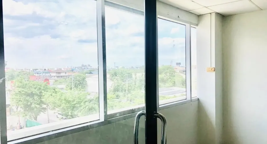 For rent 3 bedrooms office in Lat Phrao, Bangkok