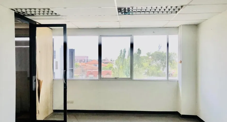For rent 3 bedrooms office in Lat Phrao, Bangkok