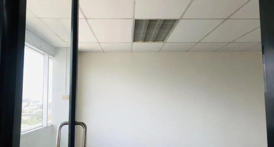 For rent 3 bedrooms office in Lat Phrao, Bangkok