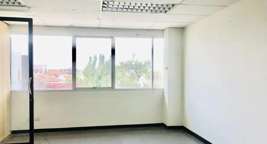For rent 3 bedrooms office in Lat Phrao, Bangkok