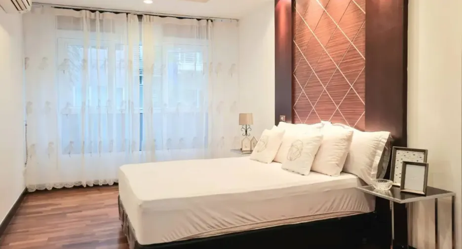 For rent 2 bedrooms condo in Watthana, Bangkok