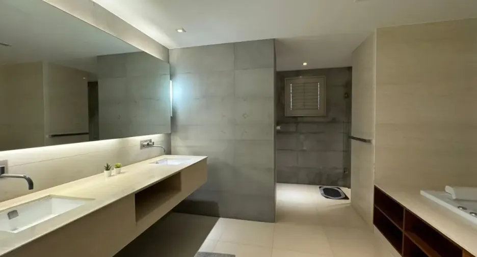 For rent 3 bedrooms condo in Khlong Toei, Bangkok