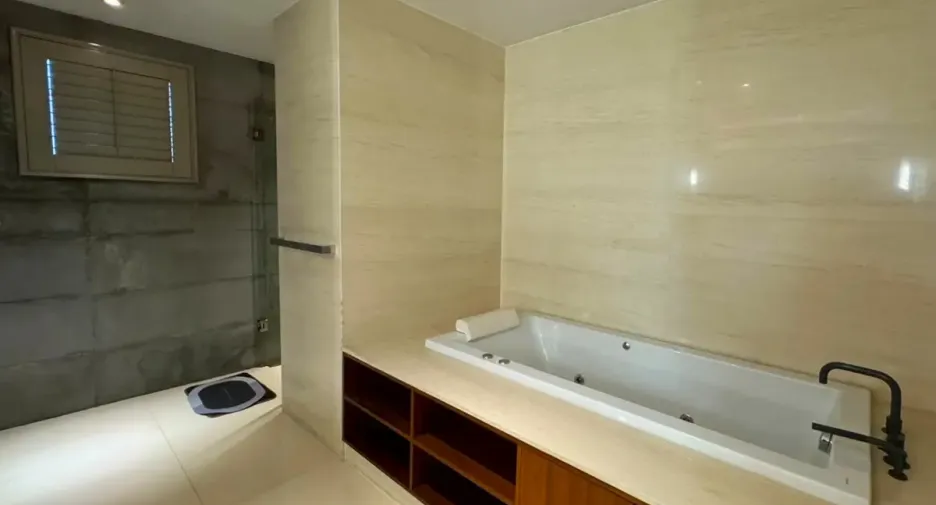 For rent 3 bedrooms condo in Khlong Toei, Bangkok