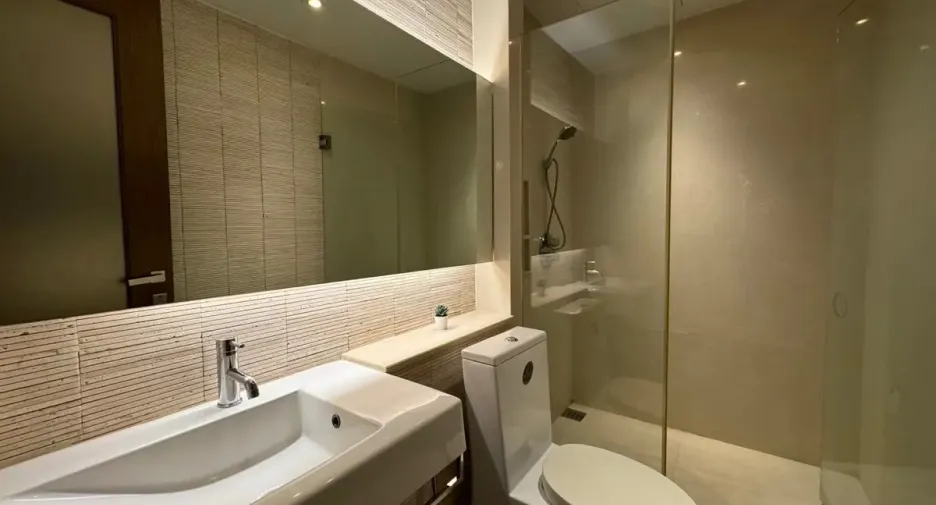 For rent 3 bedrooms condo in Khlong Toei, Bangkok