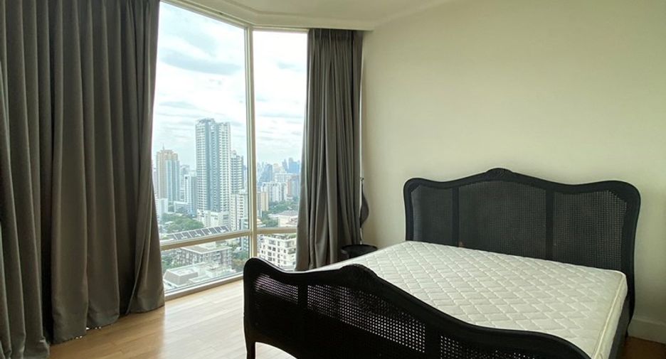 For rent 2 bedrooms condo in Watthana, Bangkok