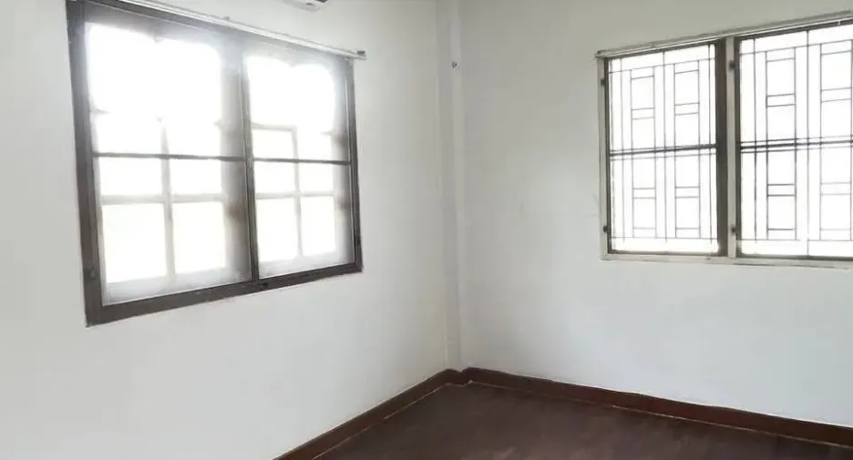 À louer 4 chambres maison à Don Mueang, Bangkok