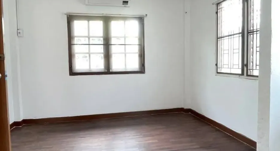 À louer 4 chambres maison à Don Mueang, Bangkok