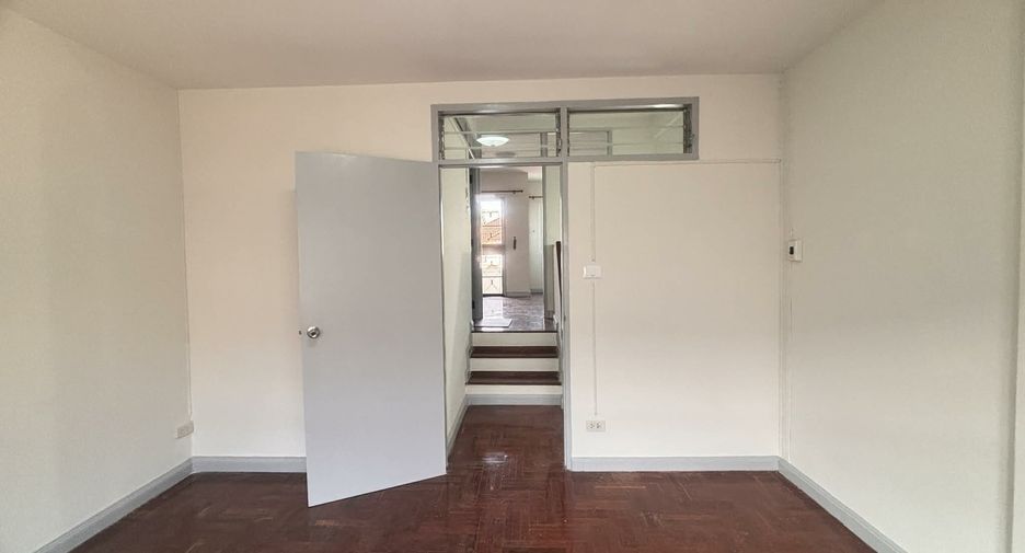 For sale 2 bedrooms townhouse in Bang Khen, Bangkok
