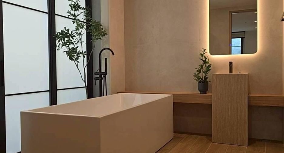 For sale 5 bedrooms villa in Thawi Watthana, Bangkok