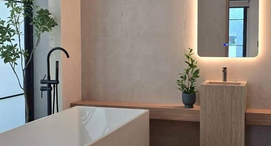 For sale 5 bedrooms villa in Thawi Watthana, Bangkok