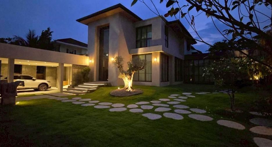 For sale 5 bedrooms villa in Thawi Watthana, Bangkok