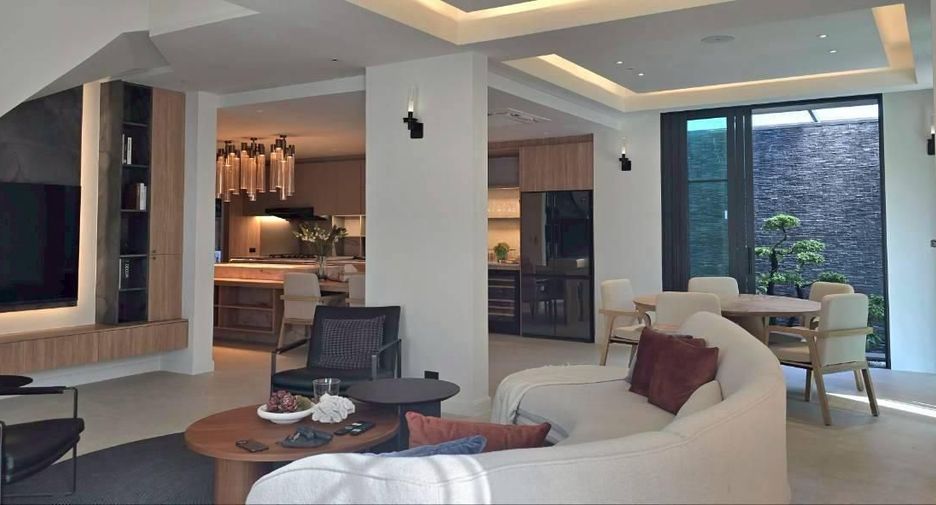 For sale 5 bedrooms villa in Thawi Watthana, Bangkok