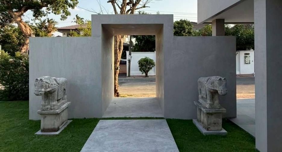 For sale 5 bedrooms villa in Thawi Watthana, Bangkok