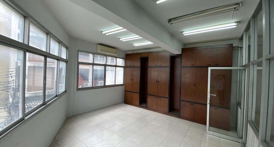 For rent 5 bedrooms retail Space in Samphanthawong, Bangkok