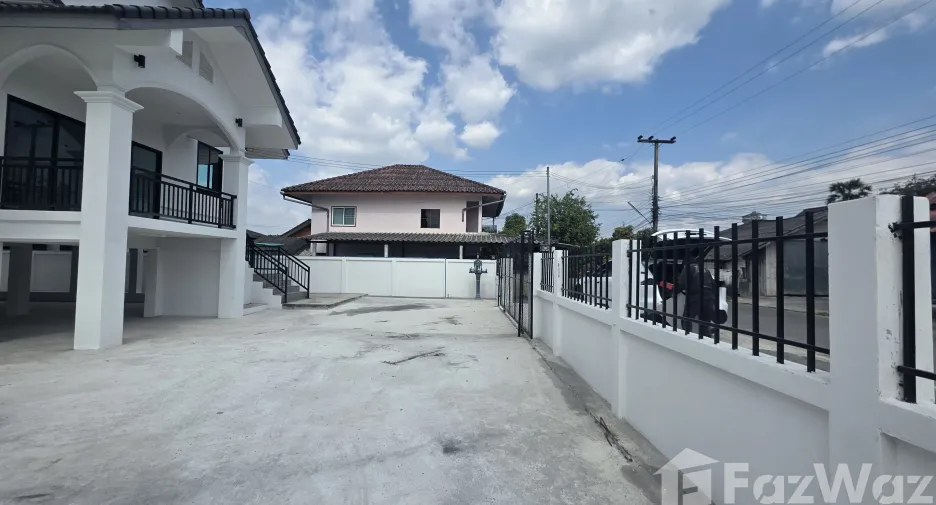 For sale 3 bedrooms house in Mueang Lamphun, Lamphun