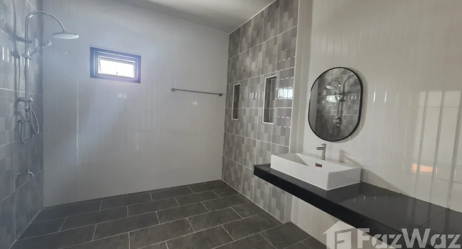 For sale 3 bedrooms house in Mueang Lamphun, Lamphun