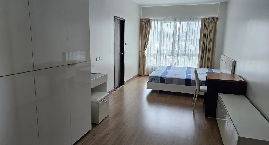For rent 3 bedrooms condo in Bang Kho Laem, Bangkok