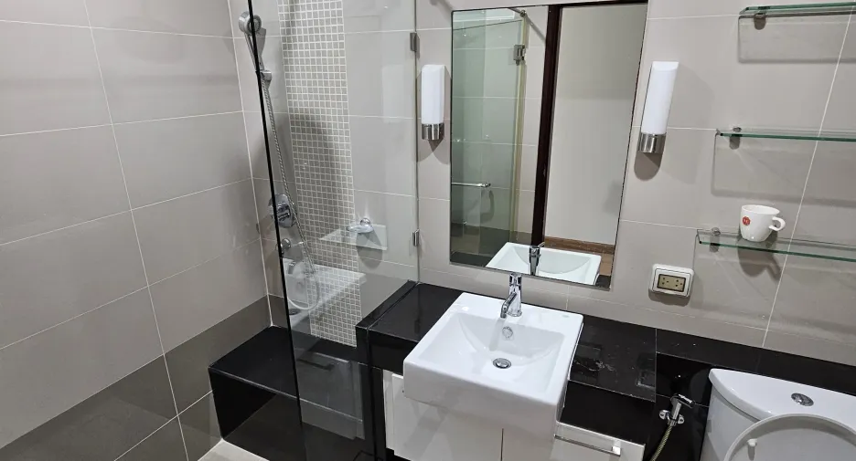 For rent 3 bedrooms condo in Bang Kho Laem, Bangkok