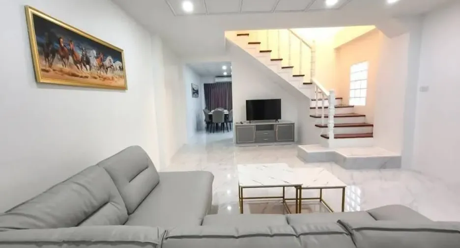 For rent 4 bedrooms townhouse in Si Racha, Chonburi