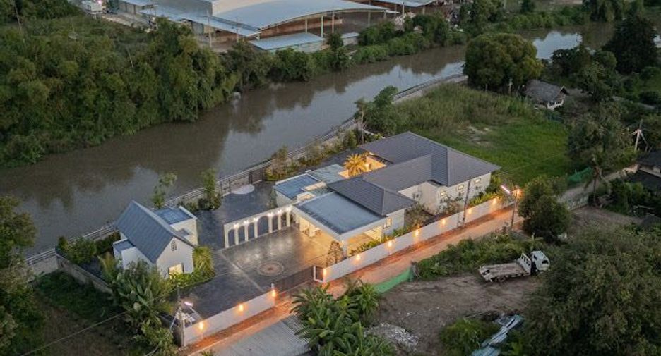 For sale 9 bedrooms house in Mueang Lamphun, Lamphun