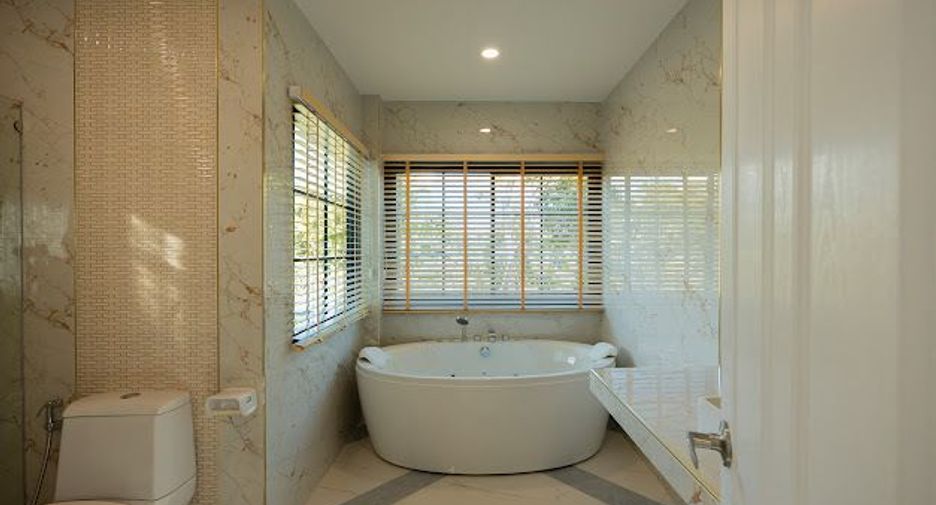 For sale 9 bedrooms house in Mueang Lamphun, Lamphun