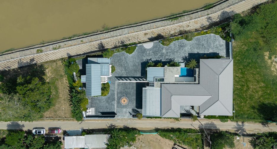 For sale 9 bedrooms house in Mueang Lamphun, Lamphun