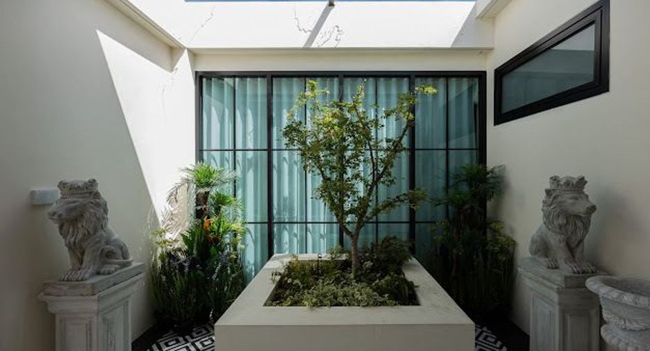 For sale 9 bedrooms house in Mueang Lamphun, Lamphun