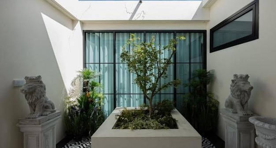 For sale 9 bedrooms house in Mueang Lamphun, Lamphun