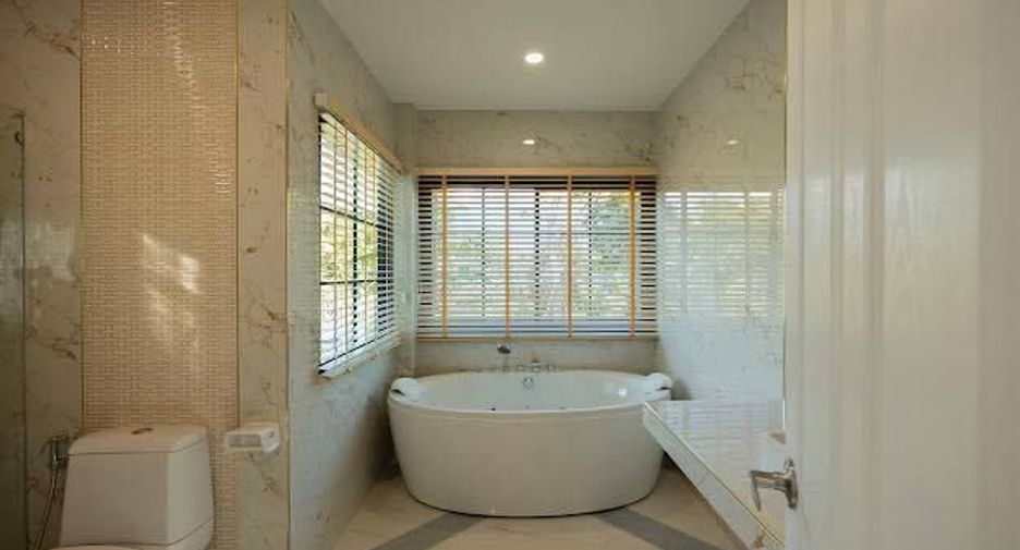 For sale 9 bedrooms house in Mueang Lamphun, Lamphun