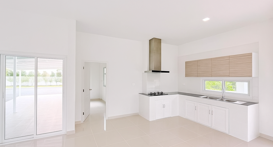 For sale 3 bedrooms house in Mueang Lamphun, Lamphun