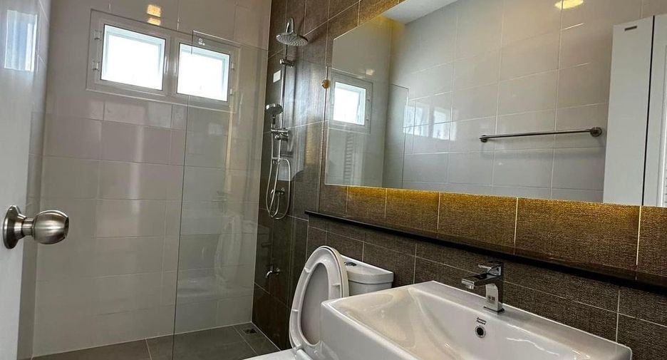 For sale 3 bedrooms house in Mueang Lamphun, Lamphun