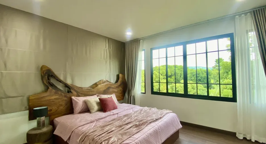 For sale 4 bedrooms villa in Mueang Lamphun, Lamphun