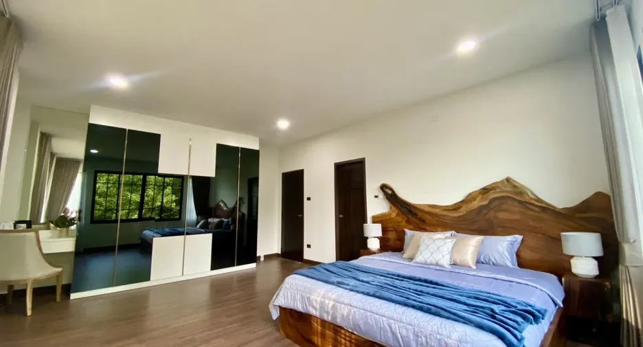 For sale 4 bedrooms villa in Mueang Lamphun, Lamphun