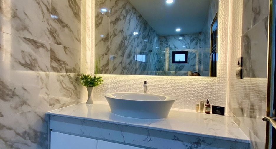 For sale 4 bedrooms villa in Mueang Lamphun, Lamphun