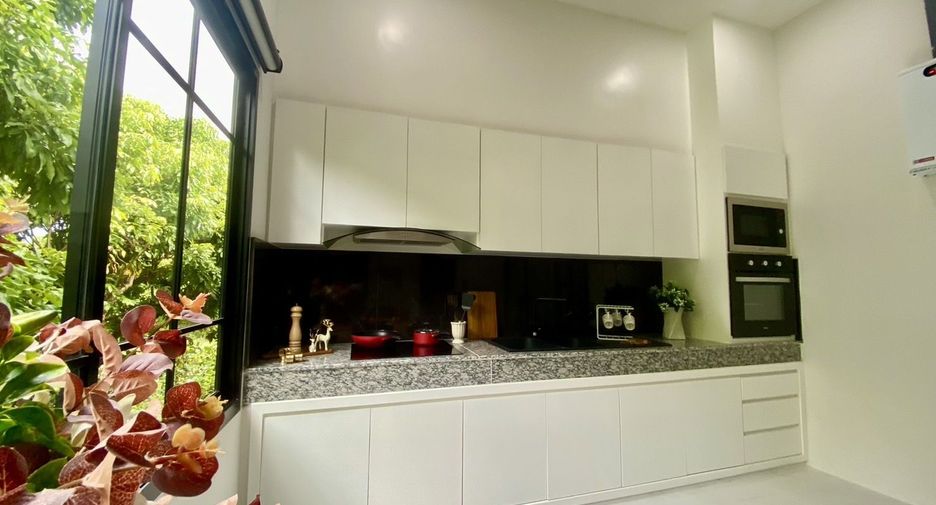 For sale 4 bedrooms villa in Mueang Lamphun, Lamphun