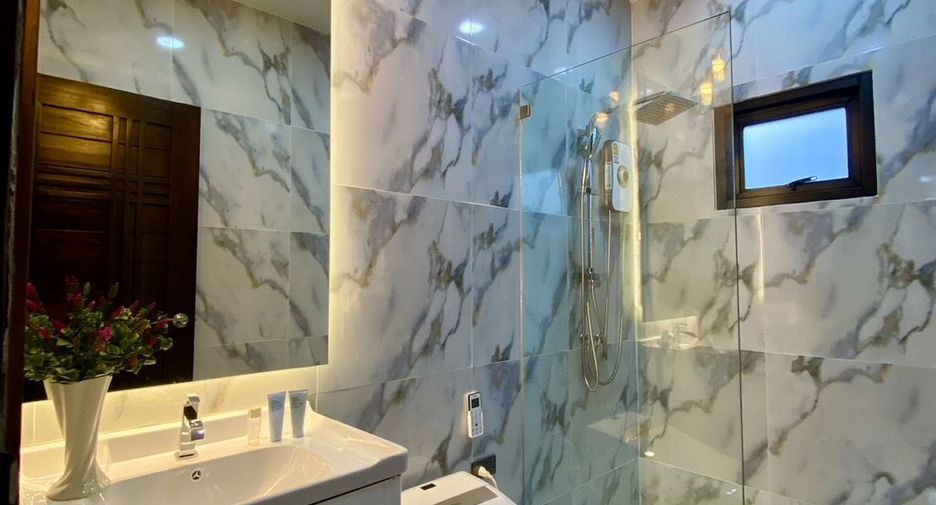 For sale 4 bedrooms villa in Mueang Lamphun, Lamphun