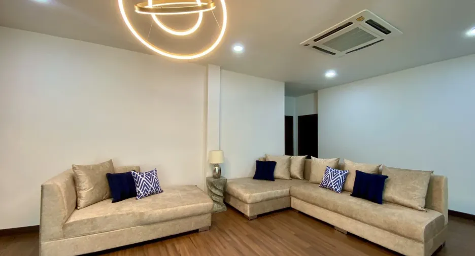 For sale 4 bedrooms villa in Mueang Lamphun, Lamphun