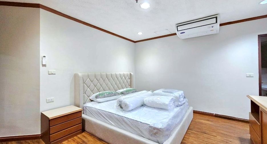 Condo en alquiler de 3 habitaciones en Watthana, Bangkok