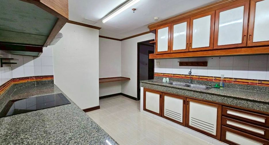 Condo en alquiler de 3 habitaciones en Watthana, Bangkok