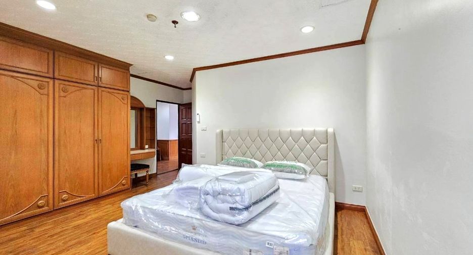 Condo en alquiler de 3 habitaciones en Watthana, Bangkok