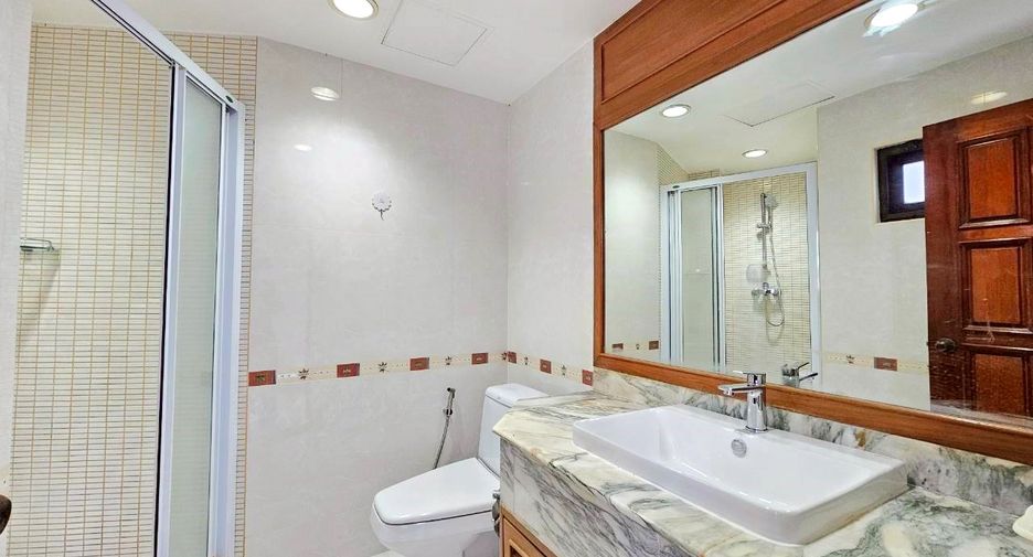 Condo en alquiler de 3 habitaciones en Watthana, Bangkok
