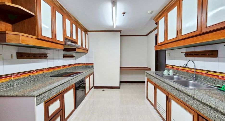 Condo en alquiler de 3 habitaciones en Watthana, Bangkok