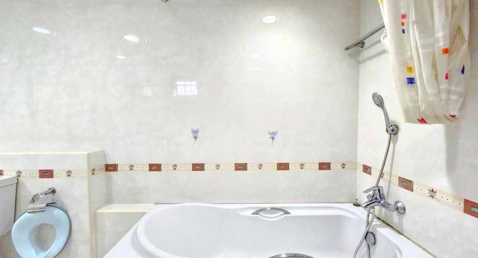 Condo en alquiler de 3 habitaciones en Watthana, Bangkok