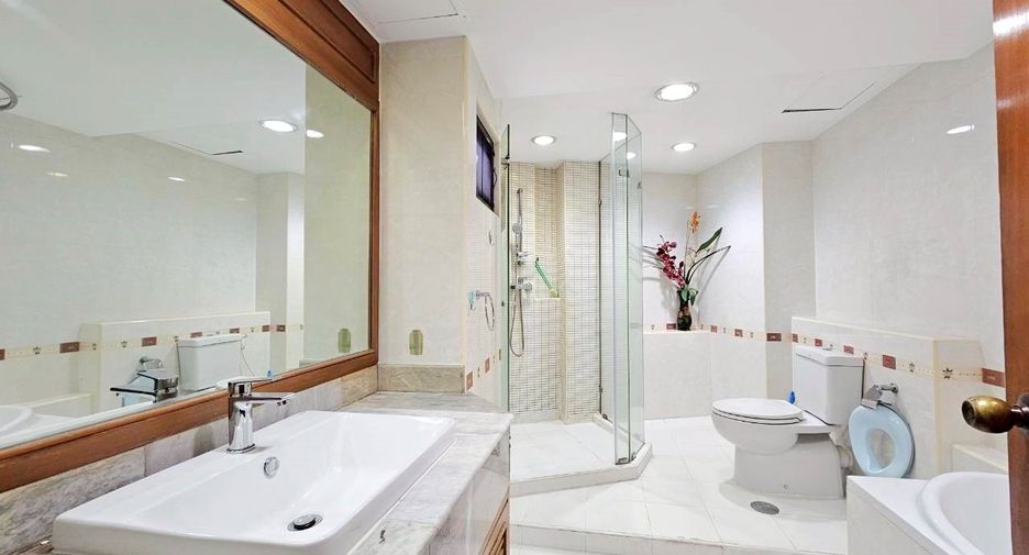 Condo en alquiler de 3 habitaciones en Watthana, Bangkok