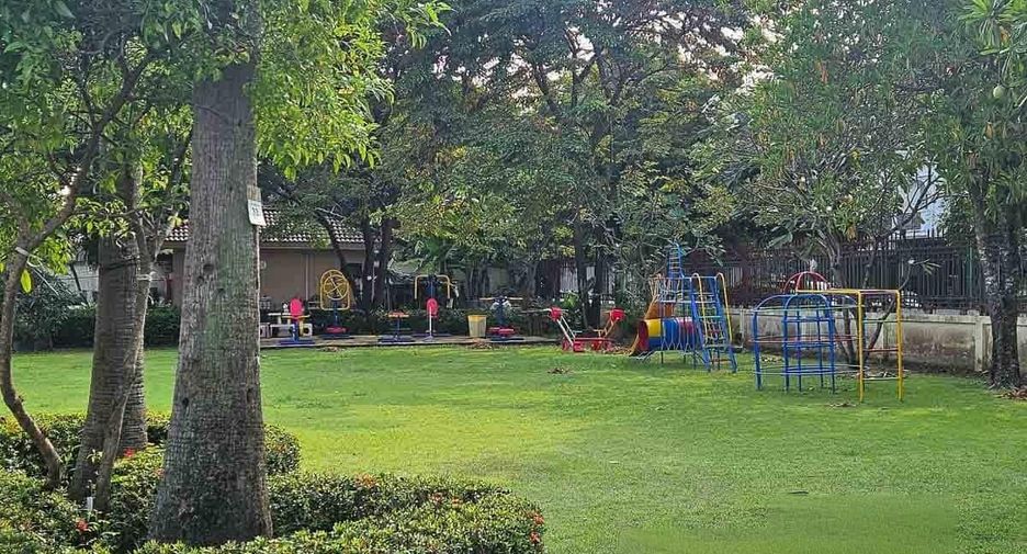 For rent 3 bedrooms townhouse in Phasi Charoen, Bangkok