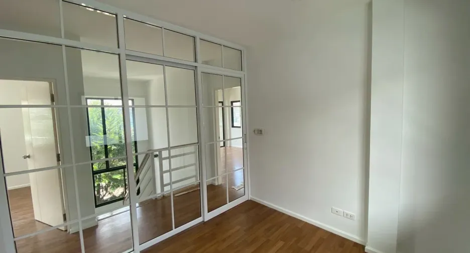Casa en venta de 4 habitaciones en Lat Krabang, Bangkok