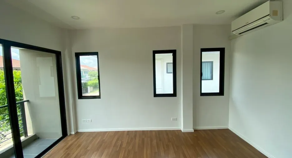 Casa en venta de 4 habitaciones en Lat Krabang, Bangkok